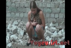 Подглядываем за уличными ссыкухами