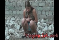 Подглядываем за уличными ссыкухами