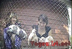 Подглядывание за писающими женщинами на улице