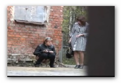 Писающие девушки на улице попались на скрытую камеру