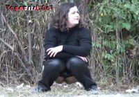 Брюнетка писает среди кустов на скрытую камеру