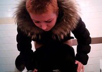 Рыжая бабенка раком отливает в толчке