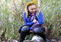 Толстожопая девчина пристроилась поссать среди кустов