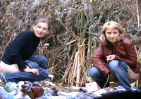 Две мокрощелки писают на пустыре