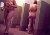 Бабенки моют свои тела в душевой - скрытая камера