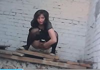 Девушка помочилась в уличном сортире