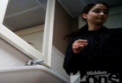 Девушка с лохматой киской писает в сортире