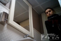 Скрытая камера в туалете для женщин супермаркета