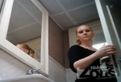 Девушка ссыт показывая киску прямо на скрытую камеру