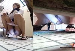 Японец подсматривает за писающей девушкой