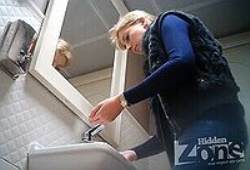 Очаровательная девушка писает показывая киску