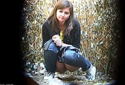 Незаметно подсмотрели как писает красивая девуска