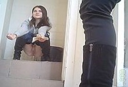 Девушка писает в туалете не закрыв дверь