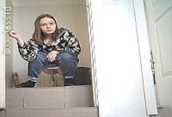 Молодые девки палят свои письки в туалете поликлиники