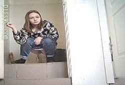 Молодые девки палят свои письки в туалете поликлиники