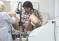 Девушка на обследовании у гинеколога