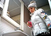 Скрытая камера в туалете бритая киска и анус крупным планом