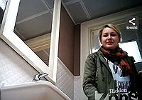 Девушка с тампоном писает в туалете