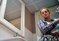 Девушка в очках засветилась писая в туалете
