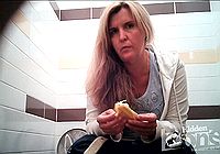 Блондинка села на унитаз писать прямо перед скрытой камерой