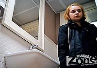Молодуха показала в туалете свою манду