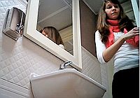 Девушка в красном шарфике засветилась перед камерой в туалете