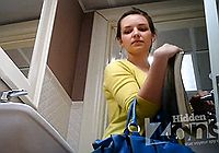 Молодая деваха пописала перед камерой в туалете