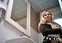 Солидная дамочка показала писю спрятанной камере в туалете