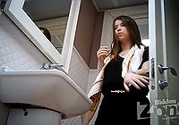 Неудачно пописала в туалете засветившись перед камерой