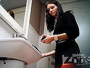 Писсинг подозрительной девки в туалете