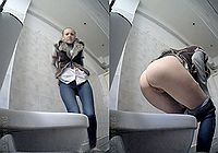 В туалете больнички подсмотрели за молодой девахой