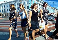 Палим женские трусики под юбкой