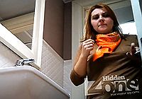 Рыженькая девушка пописала в туалете