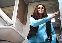 Девушка писает не зная что ее снимает скрытая камера