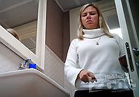Подсмотрели как белокурая дама писает в туалете