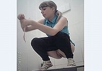 Продавщицу засняла камера в туалете супермаркета