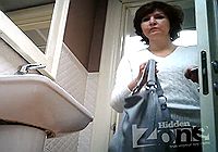 Дама в возрасте ссыт в туалете показывая свою манду