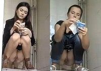 Подсмотрели в туалете за молодыми девушками