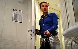 Камера в туалете засняла писающую девушку