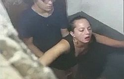 Трахает девку в туалете ночного клуба