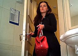 В женском туалете поставили скрытую мини камеру