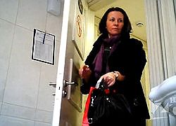 Девушка зашла пописать в общественный туалет