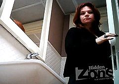 Рыжеволосая дама засветила в туалете волосатую манду