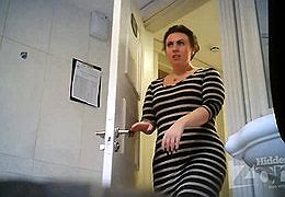 Девушки писают в туалете кафе