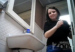 Девушки писают не зная что за ними подсматривают