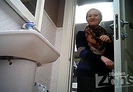 Подсматривают как девки писают в туалете