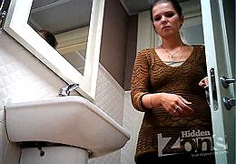 Девку запечатлели на камеру в женском туалете
