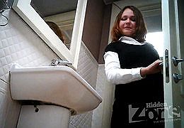 Рыжеватая девка зашла пописать в общественный туалет