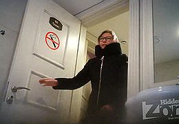 Девушка в очках писает и показывает свою дырочку