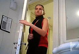 В туалете подглядывают за девушками